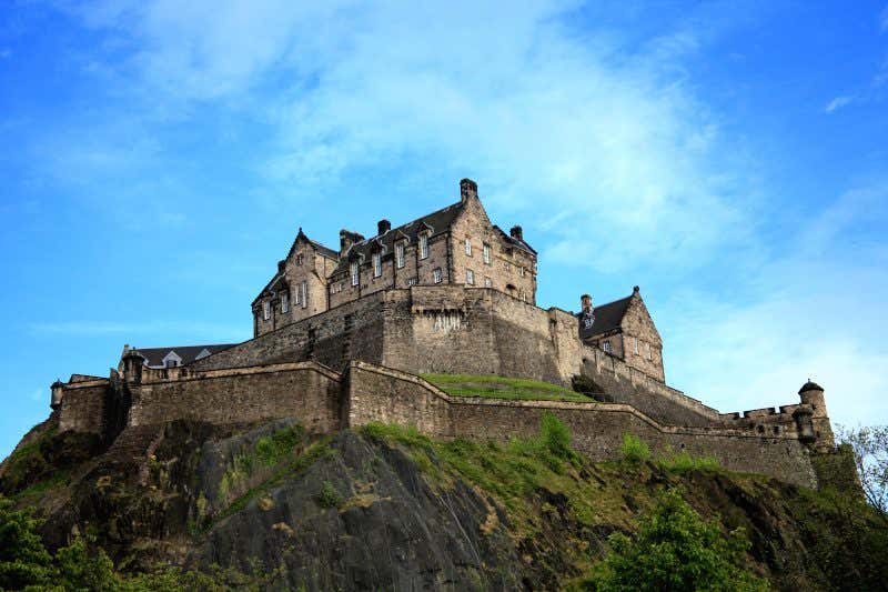 Castelo de Edimburgo sobre a colina de Castle Hill, Edimburgo, Escócia 