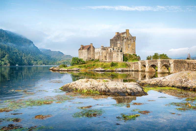 Castelo de Eilean Donan no lago Duich, Escócia 