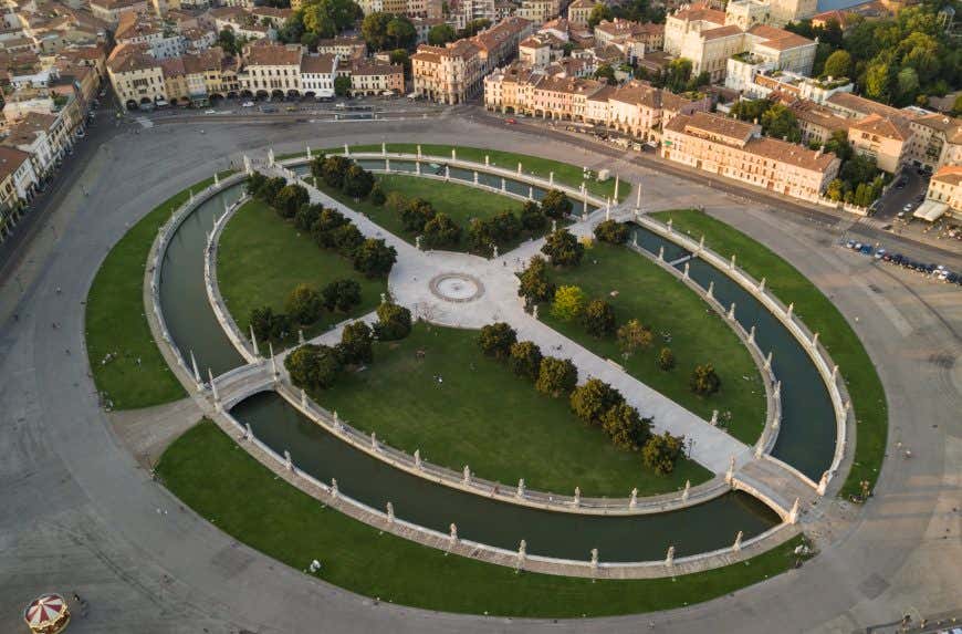 Panoramica aerea di Prato della Valle, con la sua caratteristica forma ovale