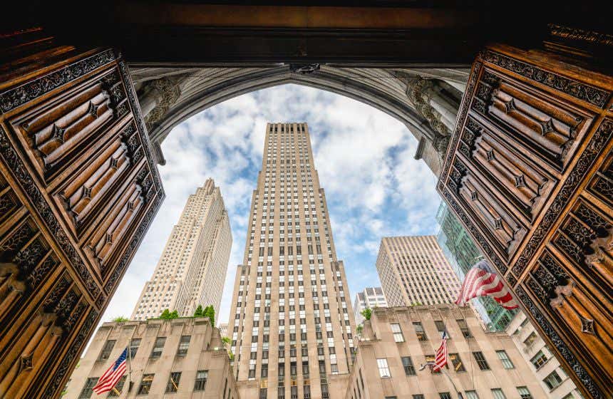 Vista do edifício Rockefeller Center da catedral de St Patrick, em Nova York