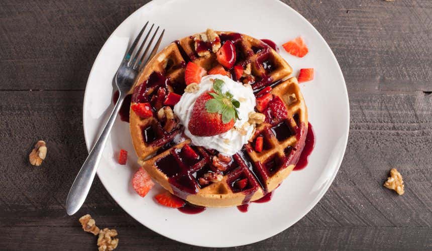 Prato de waffle com morangos e chantilly