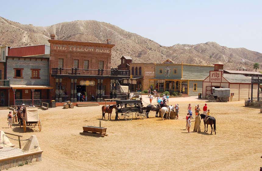 Plaza principal del parque de atracciones ambientado en el lejano Oeste, situado en el desierto de Tabernas