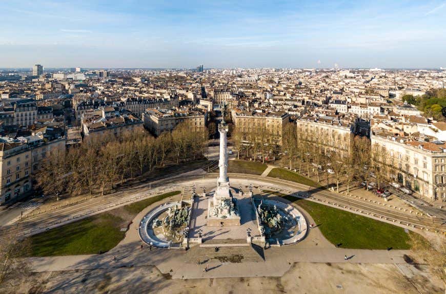 La Place des Quinconces di Bordeaux e il suo obelisco visti dall'alto