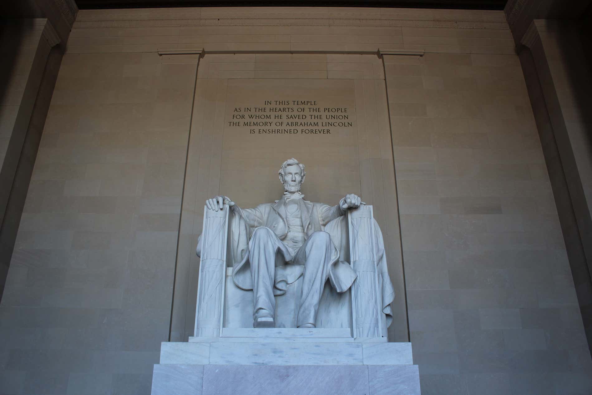 Monumento a Abraham Lincoln, com a escultura de quase seis metros do presidente sentado em ma poltrona