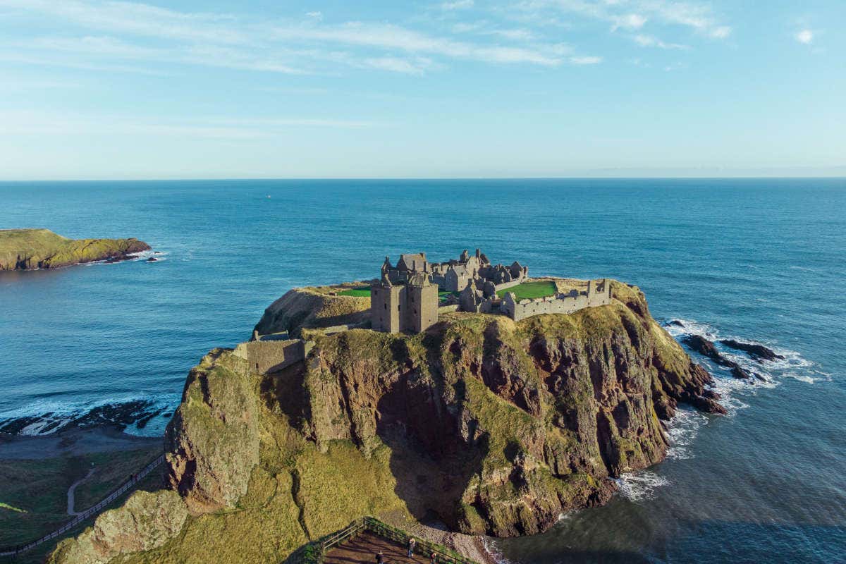 Vista aérea do castelo de Dunnottar situado sobre acantilados rodeados pelo mar