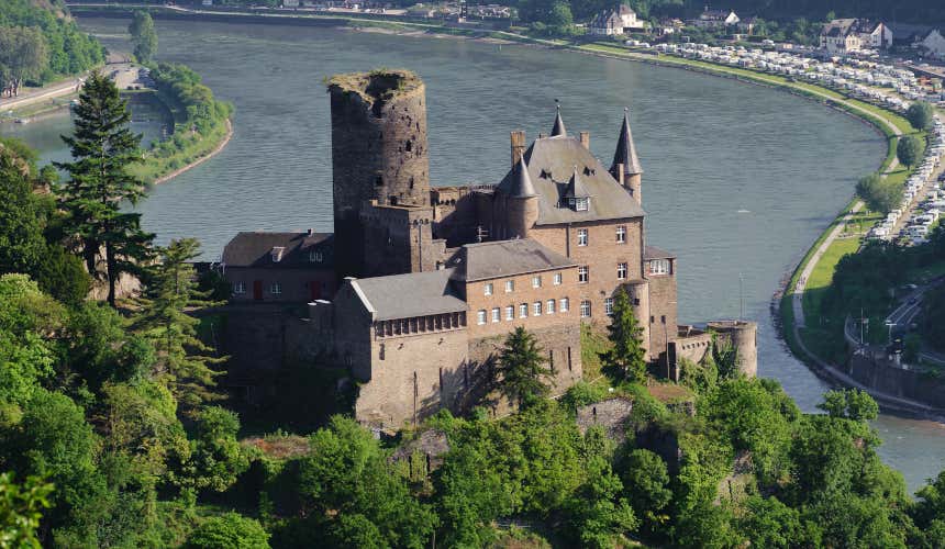 La fortaleza de Katz, junto a las orillas de un río, destaca por su torre circular de aspecto muy antiguo frente a la estética más reformada del resto de la edificación