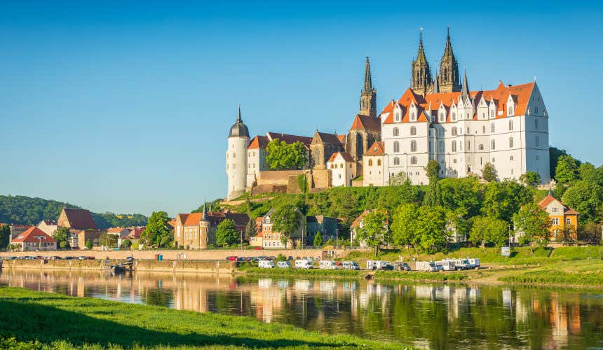 Meissen alberga uno de los castillos más bonitos de Alemania, cuyas torres destacan frente a las orillas de un río rodeado de pequeñas casas