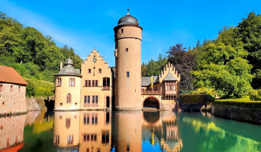 Castillo de Mespelbrunn, emplazado en un foso de aguas cristalinas