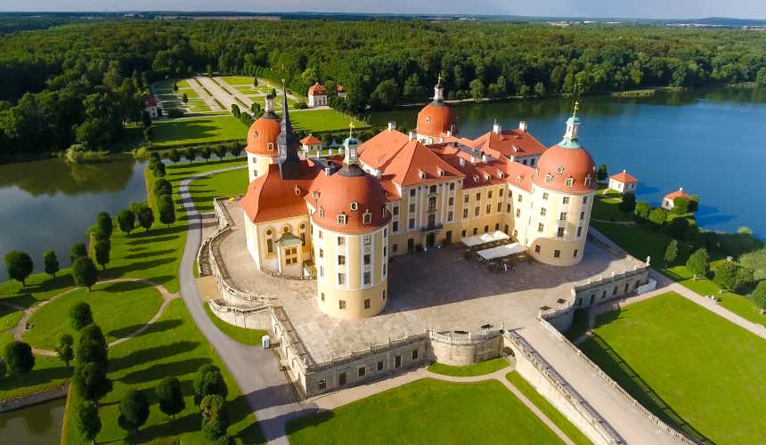 El palacio barroco de Moritz con sus cuatro cúpulas rojas que contrastan con el azul del lago y el verde de los jardines de los alrededores 