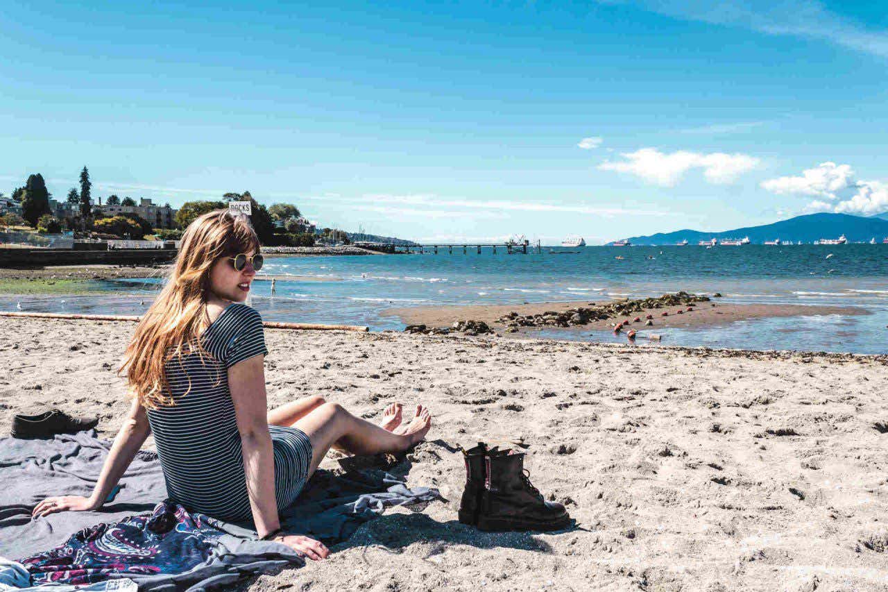 Jovem desfrutando de um dia de praia na Kitsilano Beach