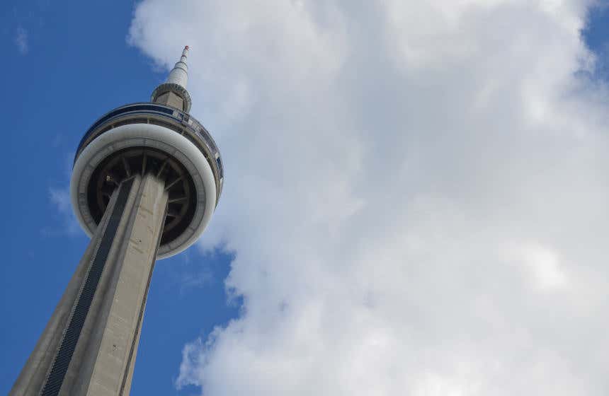 Vista de baixo da Torre CN e seu observatório 