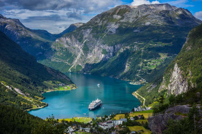 Um cruzeiro atravessando o fiorde Geiranger, na Noruega