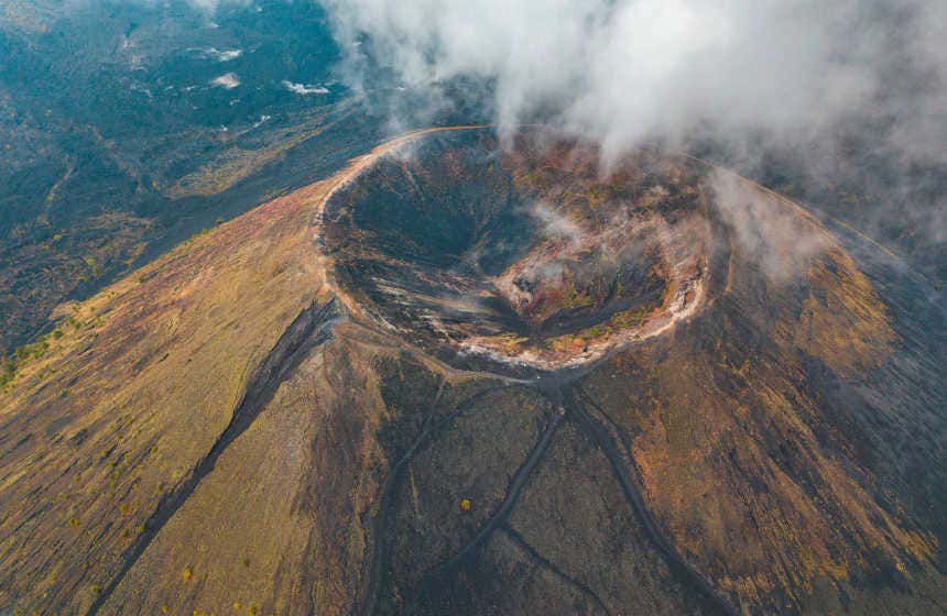 Fumaça na cratera do vulcão Paricutín, outro vulcão perigoso que soterrou cidades no México