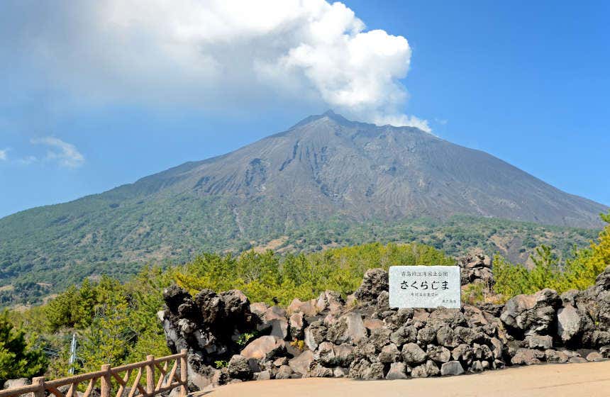 Vulcão Sakurajima expulsando gases por sua cratera, um dos perigos das erupções