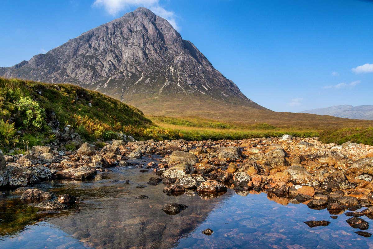 Imagem de uma grande montanha pontiaguda no Vale de Glencoe