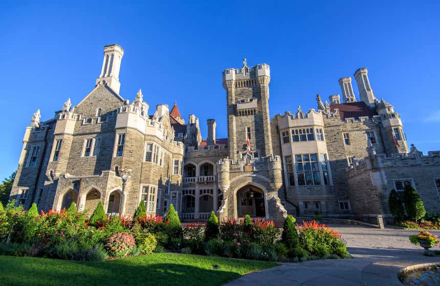 Fachada principal da Casa Loma, de estilo neogótico e construída pelo milionário Henry Mill Pellat