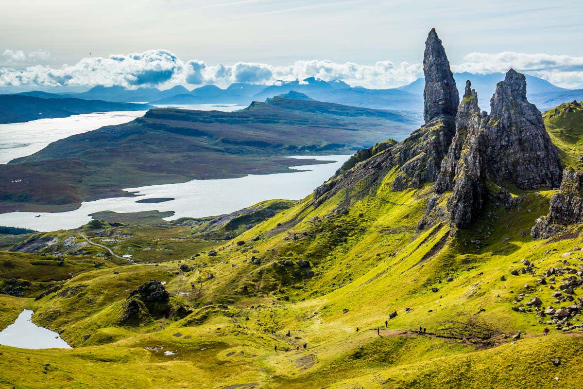 Panorâmica de Old Man of Storr com os lagos e os vales verdes da ilha de Skye