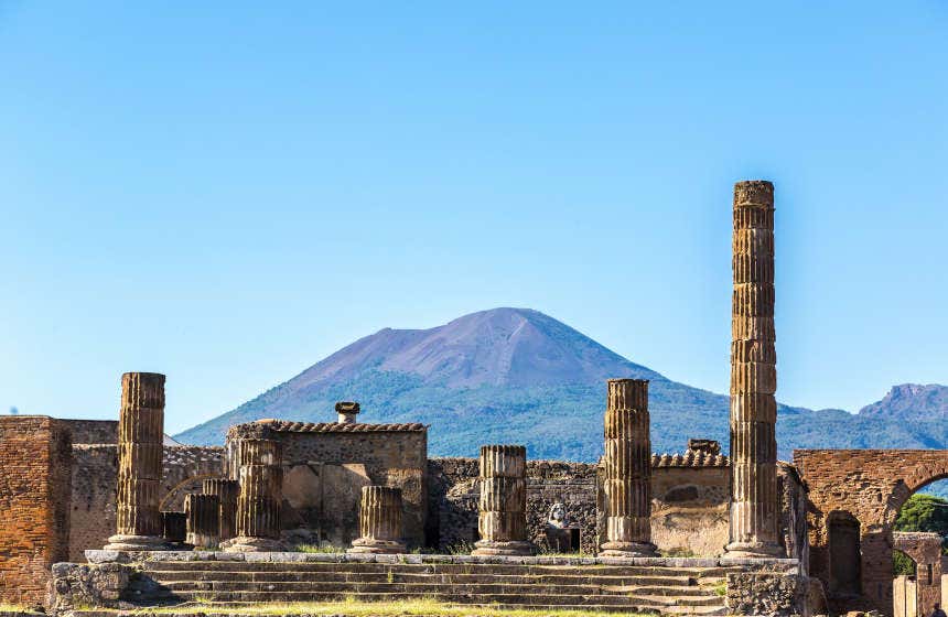 Ruínas da cidade de Pompeia com Vesúvio ao fundo, um dos vulcões mais perigosos e mais conhecidos do mundo