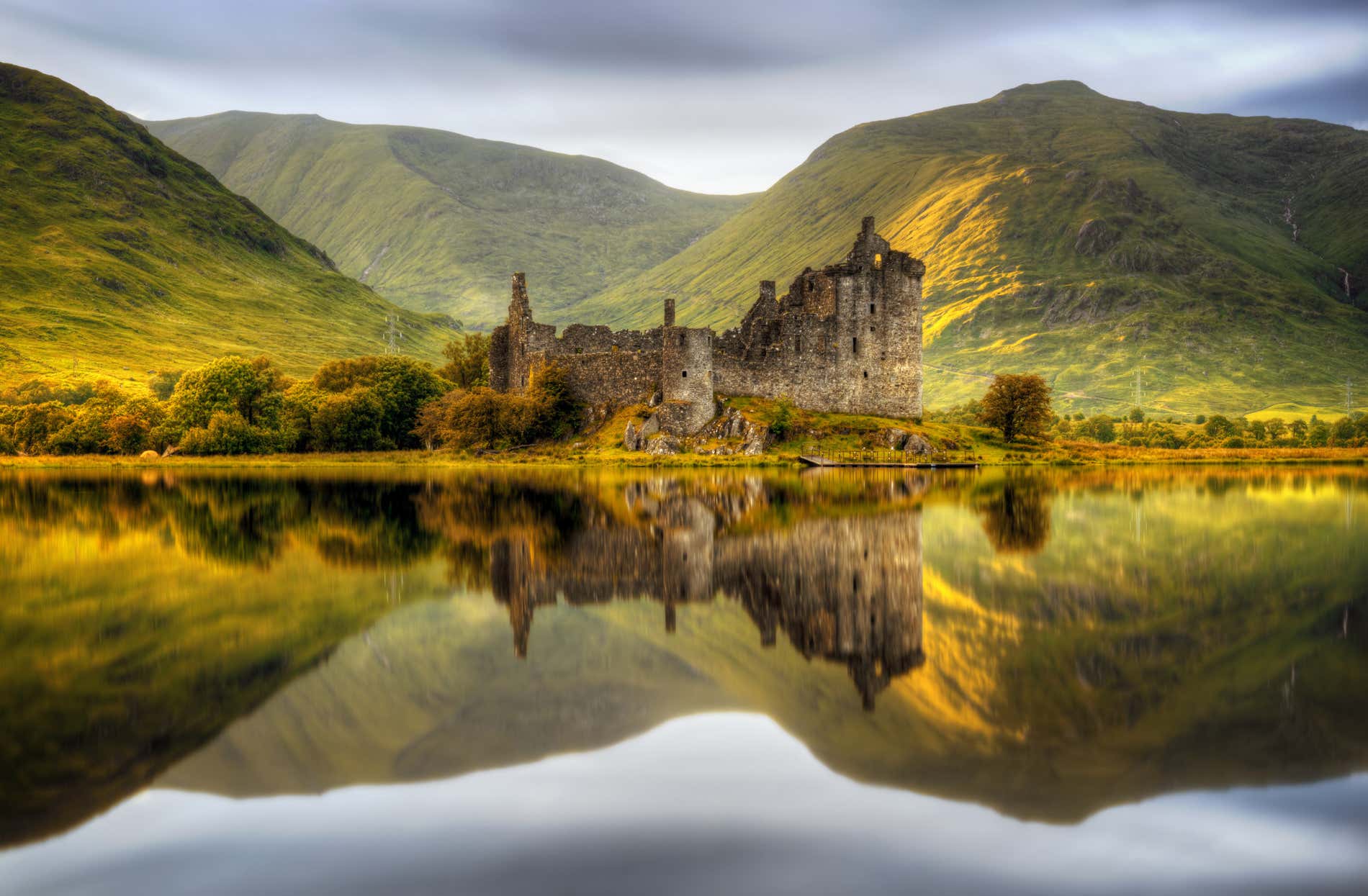 Castillo de Kilchurn en Loch Awe al atardecer, Escocia