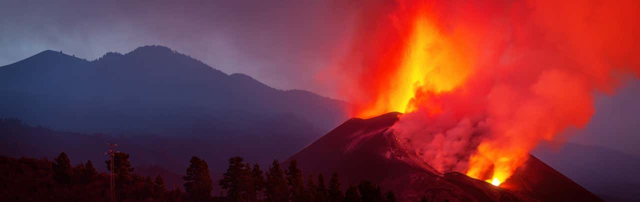 Erupción de lava en el volcán Cubre Vieja al caer la noche