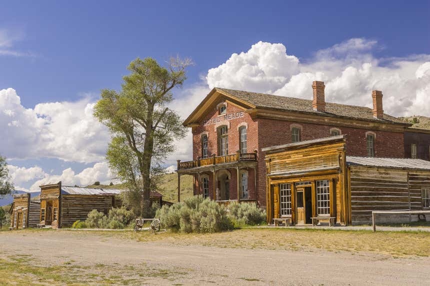 El antiguo Hotel Meade y otros edificios abandonados en el pueblo fantasma de Bannack, en el estado de Montana