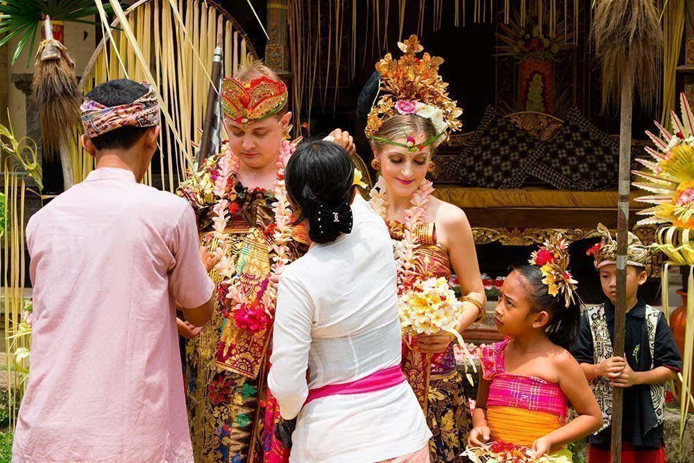 Una pareja de extranjeros celebra un ritual de casamiento al estilo balinés