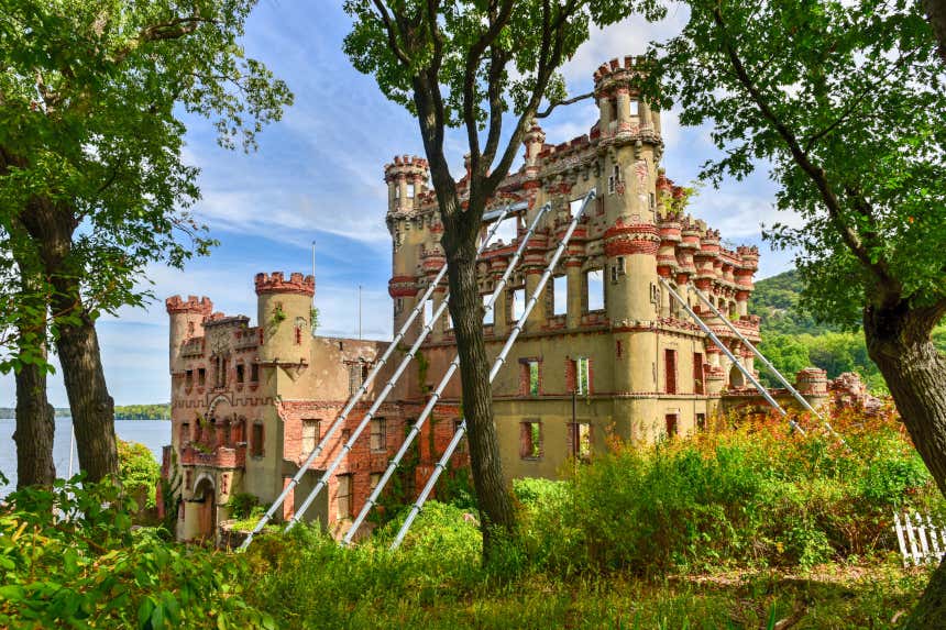 Ruinas de un antiguo castillo sostenidas por estructuras de metal en la isla neoyorquina de Pollepel