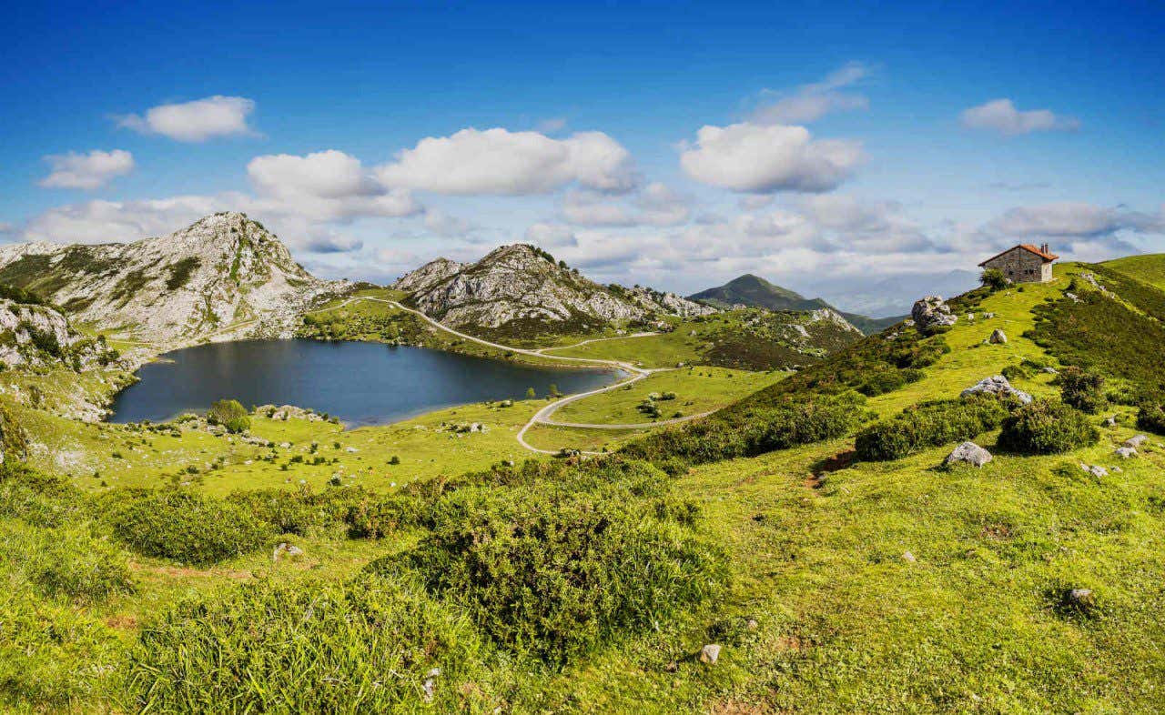 Vista panorámica de uno de los lagos de Covadonga rodeado por montañas, en Asturias