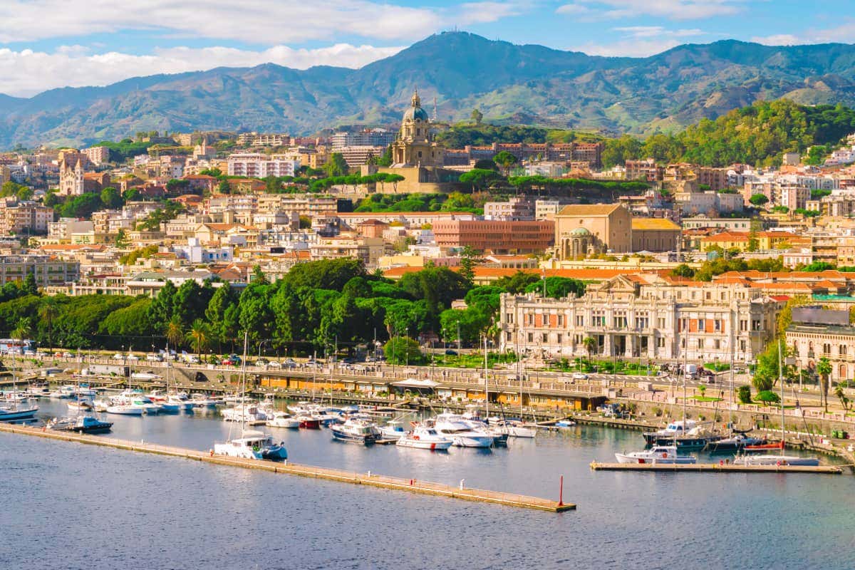 Vista panorámica de Messina en un día soleado