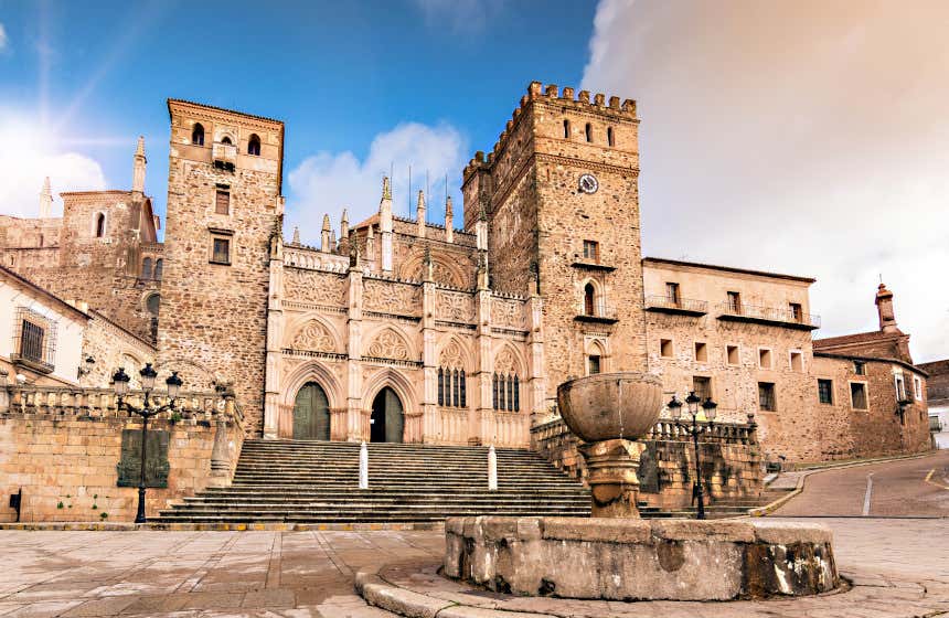 Fachada del Real Monasterio de Santa María de Guadalupe, uno de los pueblos más bonitos de España