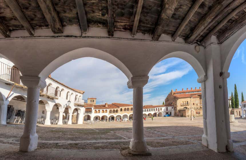 Plaza porticada de Garrovillas de Alconétar, de origen medieval. 