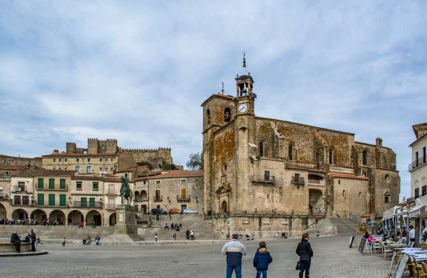 Iglesia de San Martín en la plaza Mayor de Trujillo.  