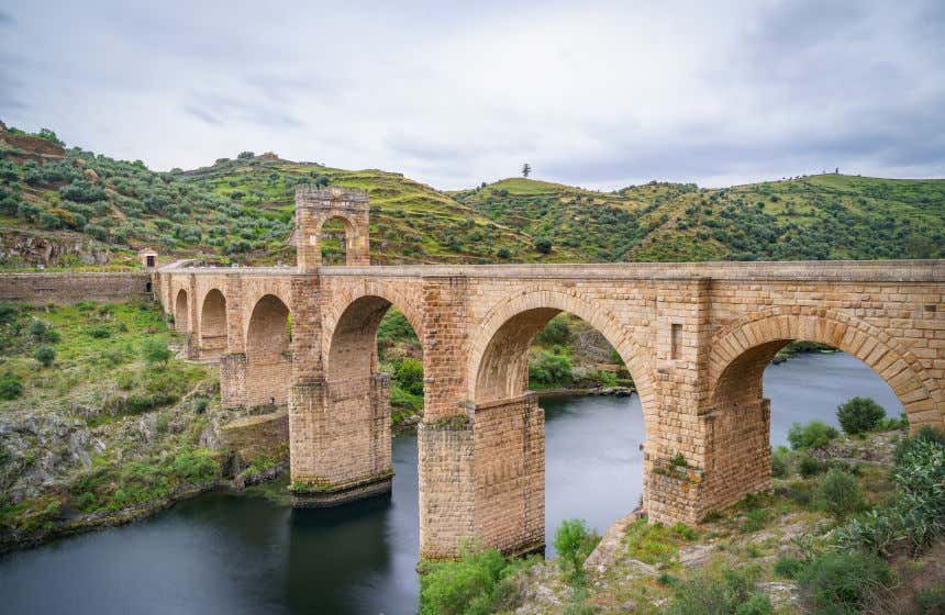 Puente romano de Alcántara, un pueblo bonito de Extremadura