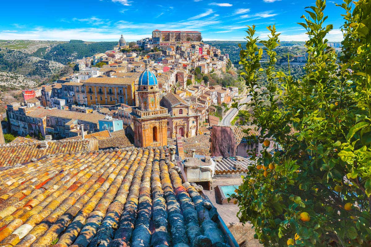 Vistas del amanecer en el centro histórico de Ragusa