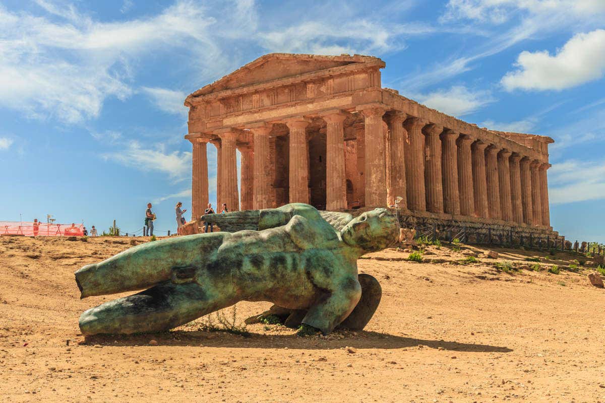 Templo de la Concordia y la escultura de bronce de Ícaro