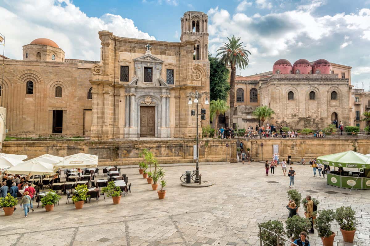 lo scrittore Leonardo Sciascia nella sua casa a Racalmuto (Sicilia)..-  writer Leonardo Sciascia in its home at Racalmuto (Sicily Stock Photo -  Alamy