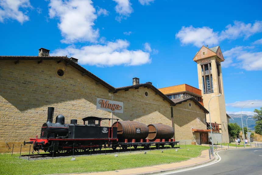 Fachada de las Bodegas Muga con reproducción de un tren