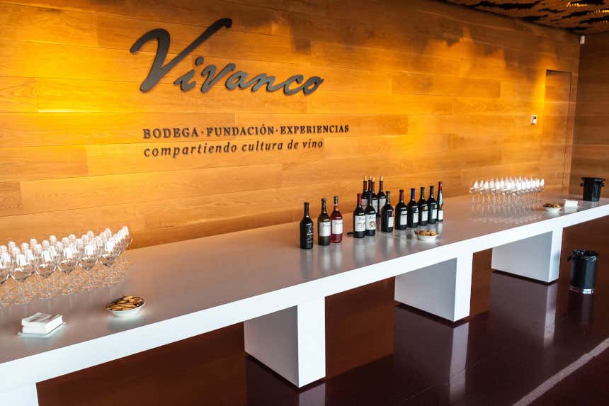 Degustación de vino en las bodegas Vivanco.