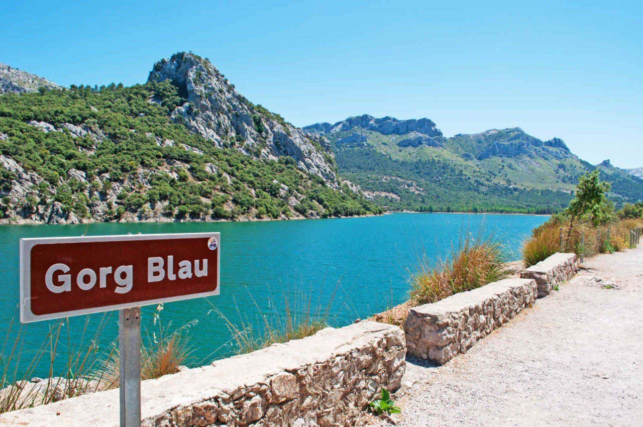 Cartel junto al embalse de Gorg Blau, en la isla de Mallorca