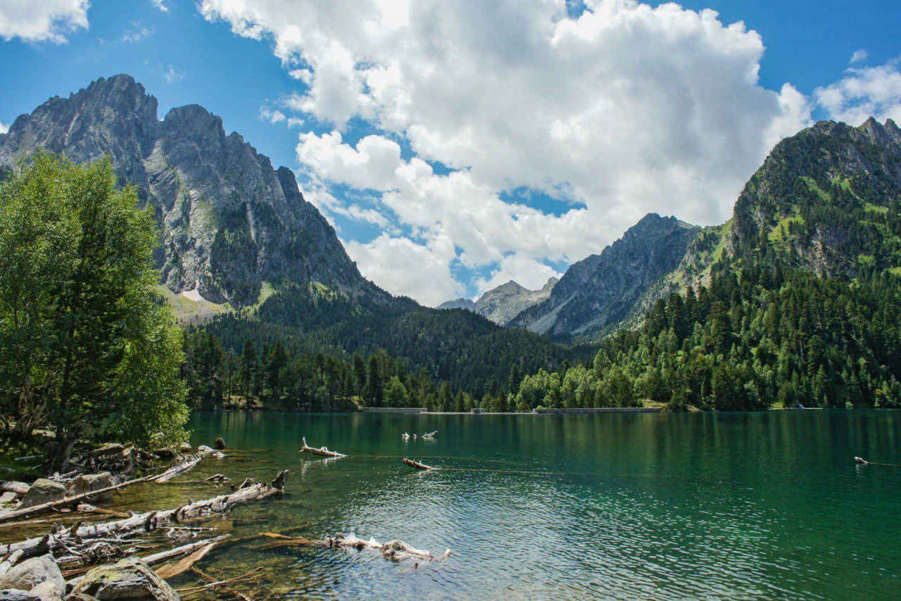 Vista del lago San Mauricio con sus aguas esmeralda reflejando el color de la vegetación de las montañas del entorno 