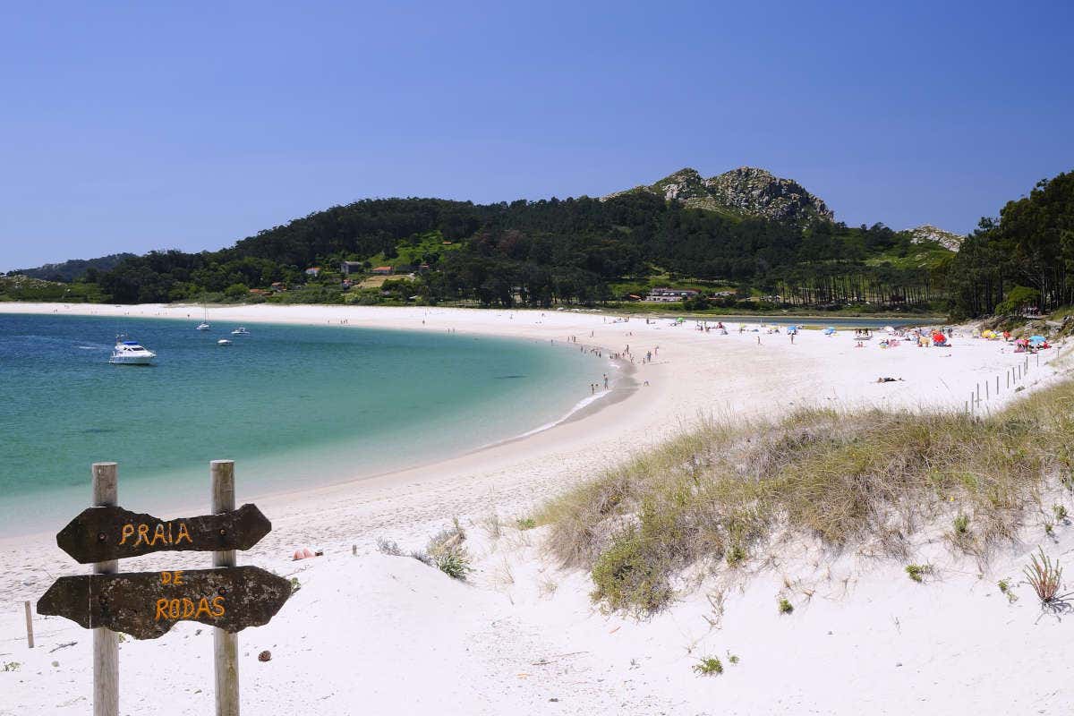 Vista panorámica de la playa de Rodas con su arena blanca rodeada de vegetación