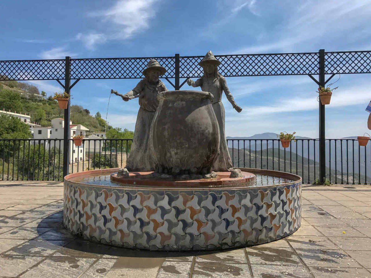 Fuente con escultura de brujas en Soportújar