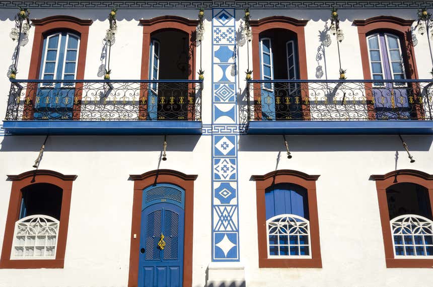 Paraty com suas tradicionais janelas e portas coloridas, uma das cidades brasileiras para se sentir na Europa