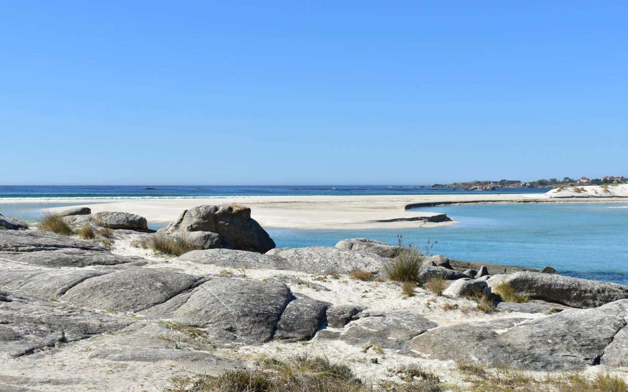 Praia com margem com forma de meia lua