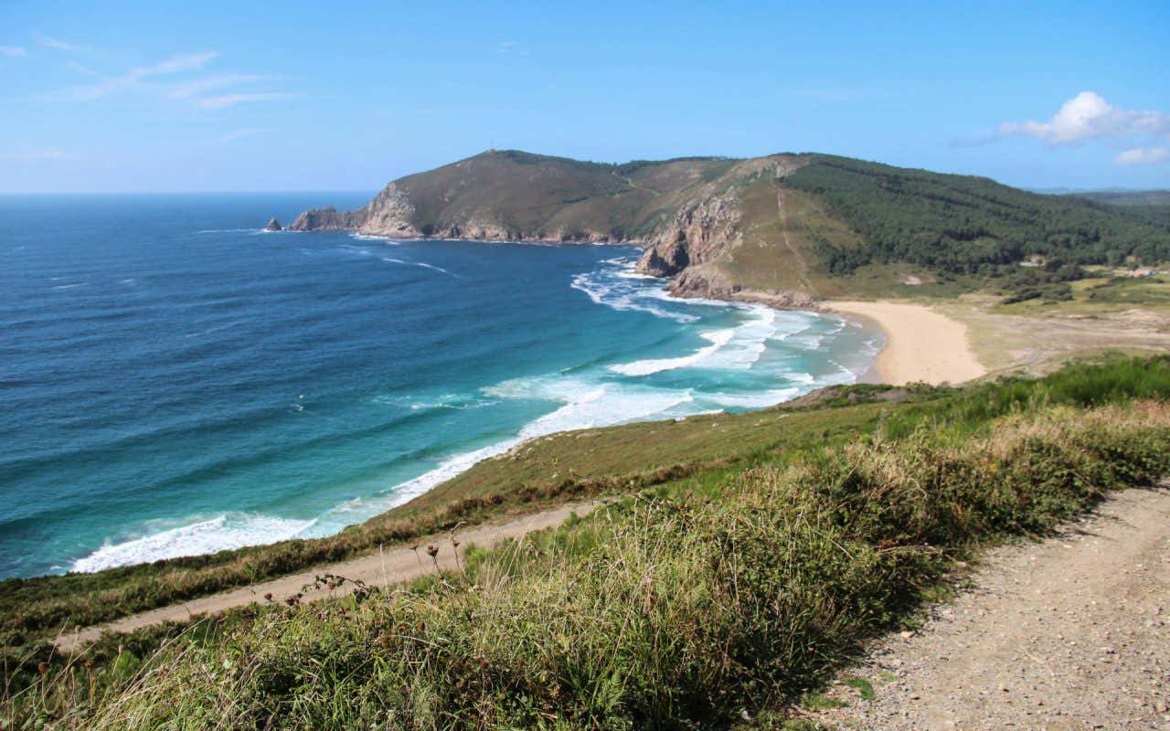 Vista aérea da praia Mar de Fora com falésias ao fundo