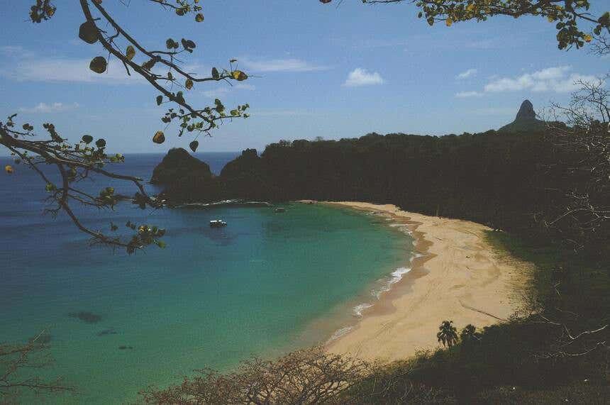 Vista da Baía do Sancho, em Fernando de Noronha