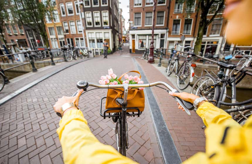 Le cyclotourisme à Amsterdam est l'une des activités préférées des touristes, rien de tel que de louer un vélo à Amsterdam !