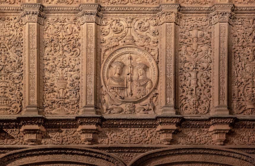 Relieves con la imagen de los Reyes Católicos en los exteriores de la Universidad de Salamanca.