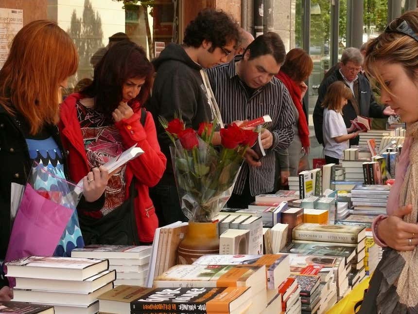 Personas mirando libros en un mercado de libros de Cataluña.