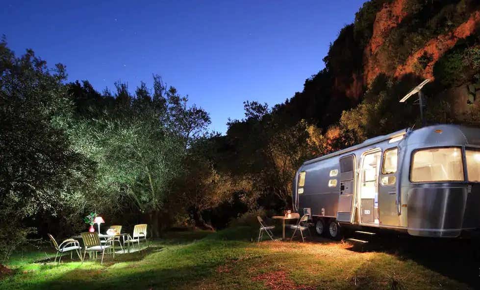 Una de las caravanas del Glamping Airstream Andalucia al anochecer